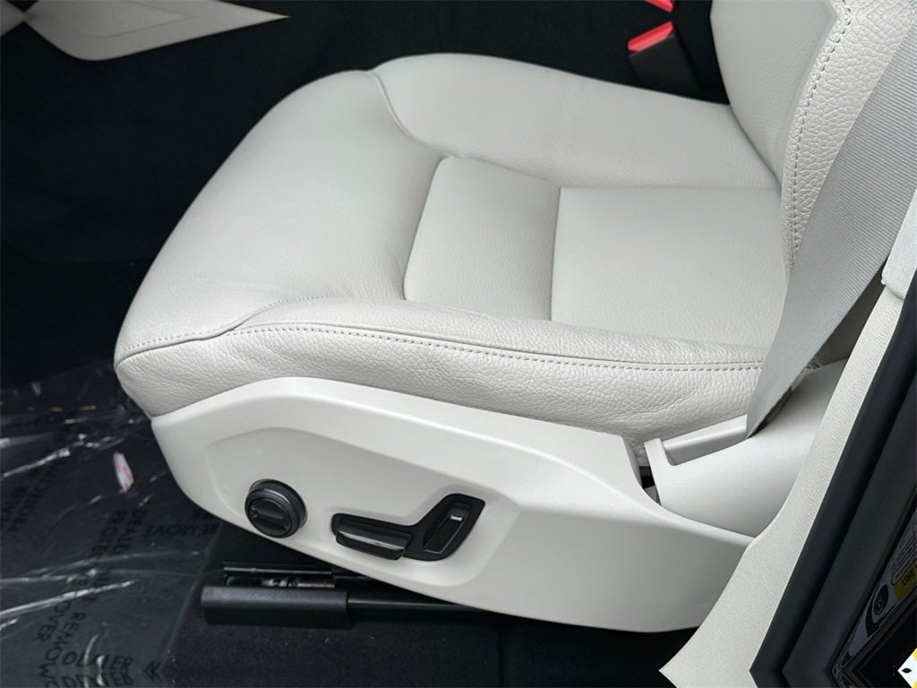 2025 Volvo XC60 Plug-In Hybrid T8 Plus