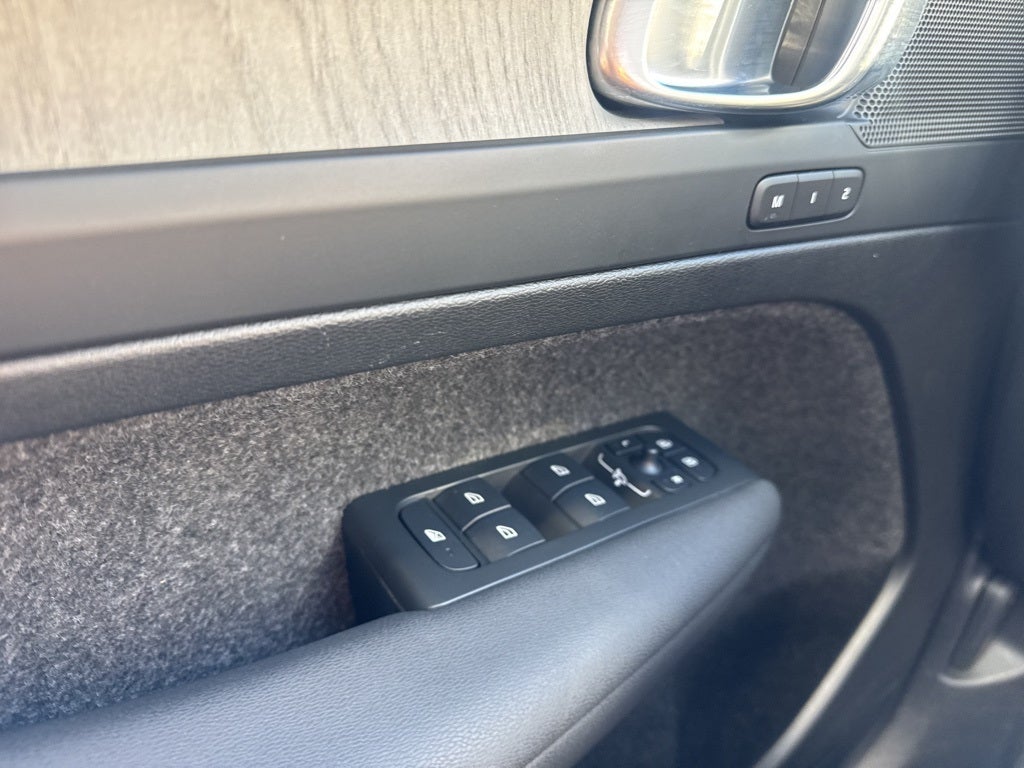 2025 Volvo XC40 B5 Plus Bright Theme